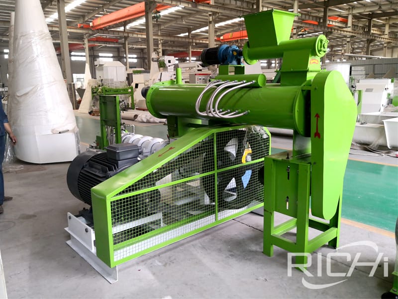 Puffing process and selection of extruder machine for suckling pig feed