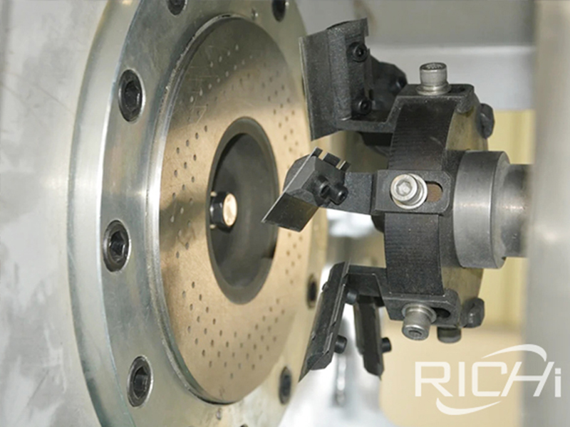 Pellet Outlet and Cutter 